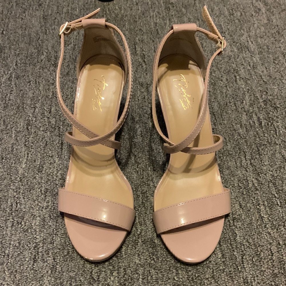 EUC Thalia Sodi beige heel sandals! Size 6